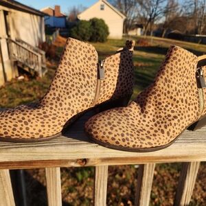 Eva & Zoe Leopard Print Ankle Boots. Size 11